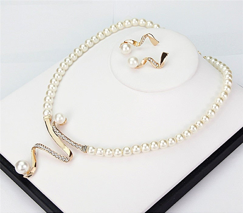 Ensemble collier de perles et boucles d'oreilles