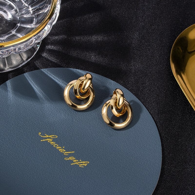 Elegante goldene Ohrringe