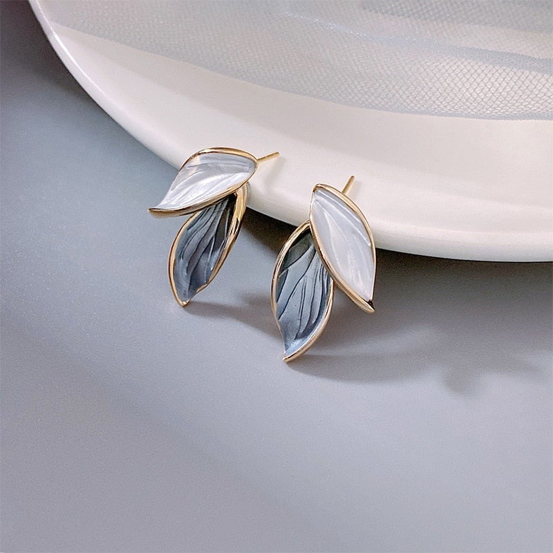 Boucles d'oreilles élégantes avec émail peint à la main et design luxueux d'aile porte-bonheur