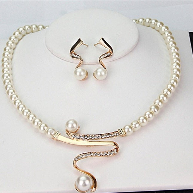 Ensemble collier de perles et boucles d'oreilles