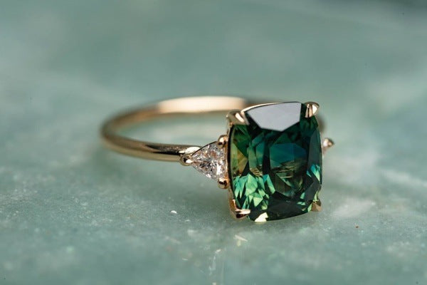 Bague vintage en or avec pierre précieuse verte