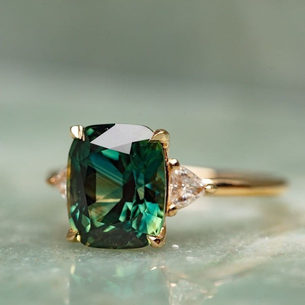 Bague vintage en or avec pierre précieuse verte