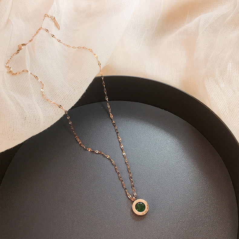 Collier en or avec pendentif émeraude