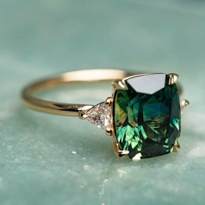 Bague vintage en or avec pierre précieuse verte