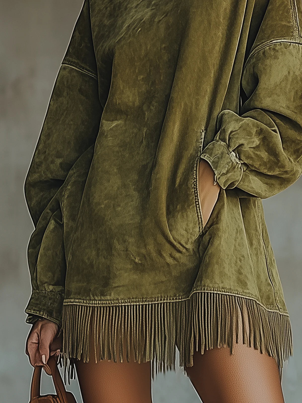 Gabrielle | Robe en daim avec col montant et détails à franges