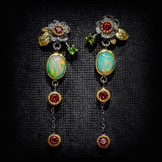 Boucles d'oreilles vintage avec opales bleues et cristaux rouges en or