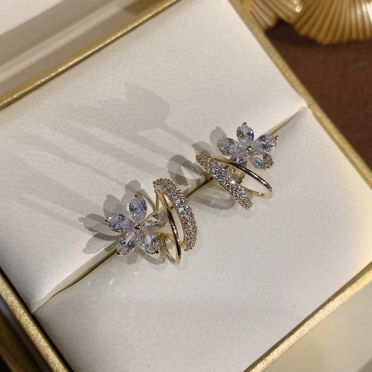 Boucles d'oreilles fleurs dorées avec inserts en zirconium