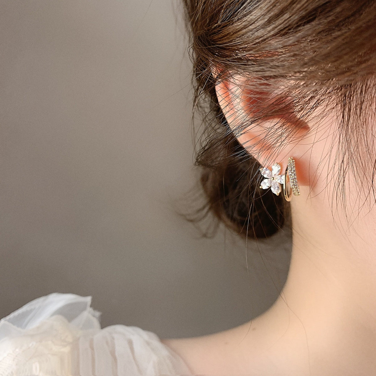 Boucles d'oreilles fleurs dorées avec inserts en zirconium