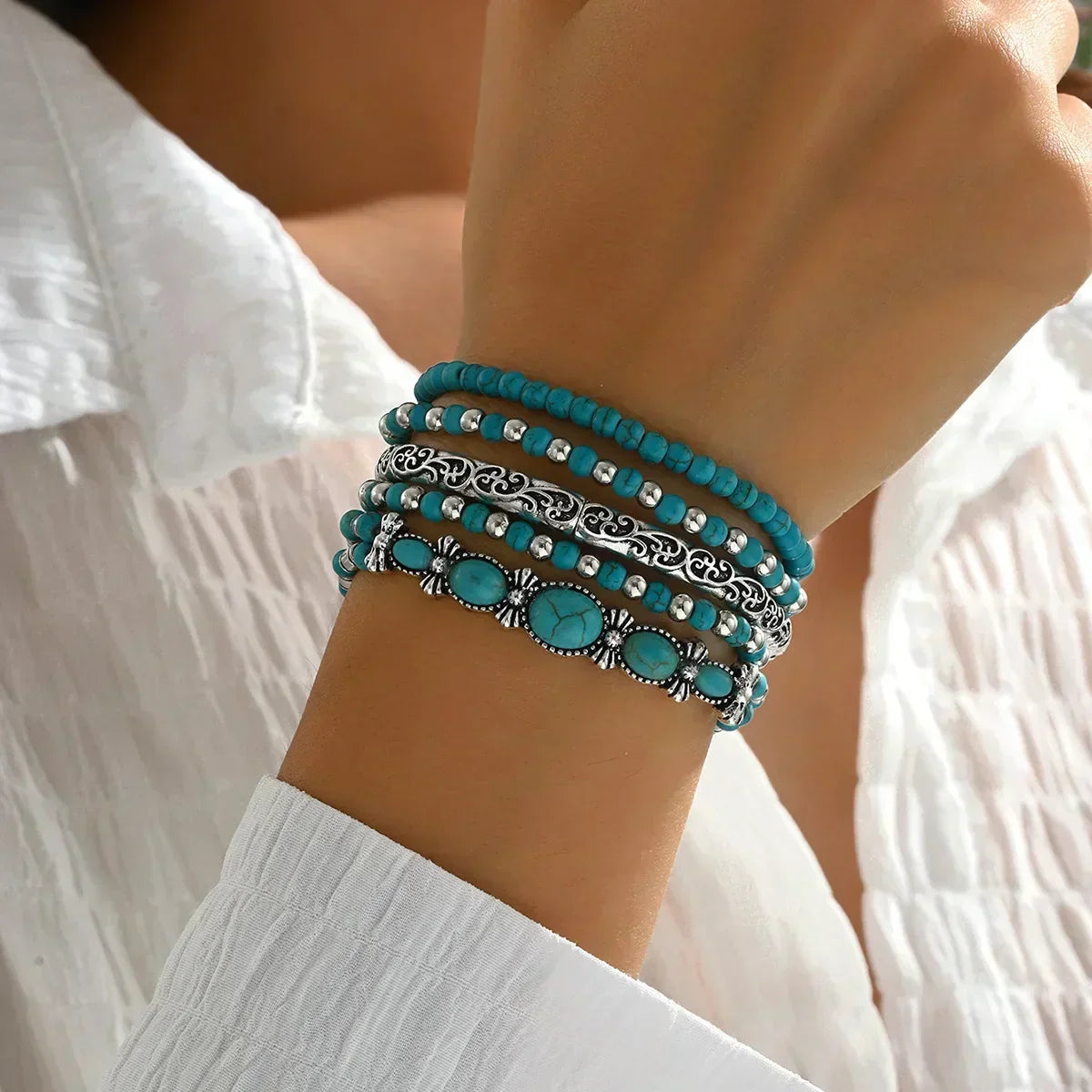 Set aus Armbändern mit türkisfarbenen Perlen
