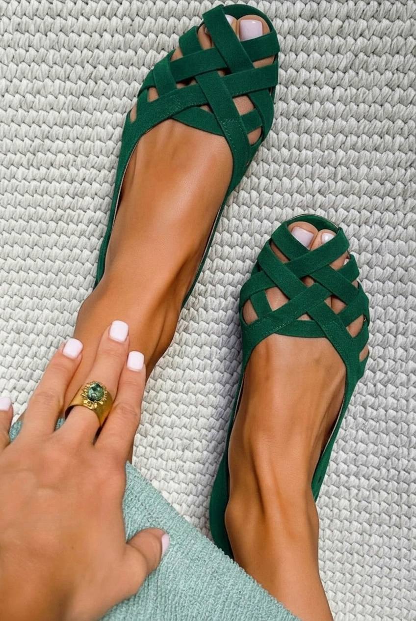 Bequeme dunkelblaue geflochtene Sandalen mit niedrigem Absatz und offener Spitze