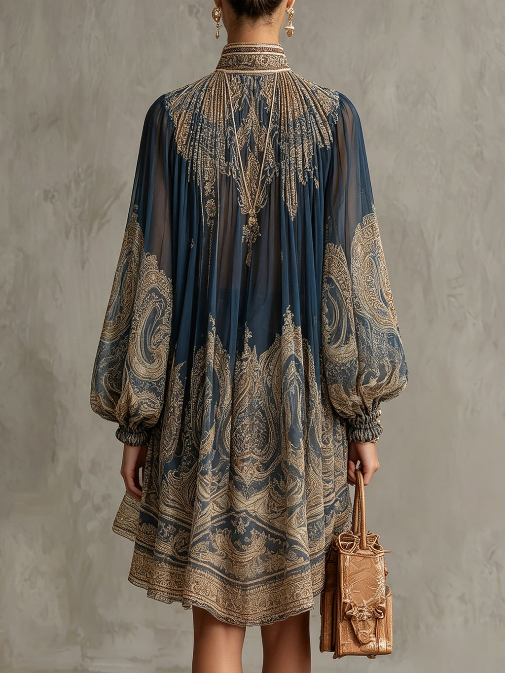 Bérénice | Asymmetrisches Mini-Kleid aus Chiffon mit barockem Druck in Marineblau und Stehkragen
