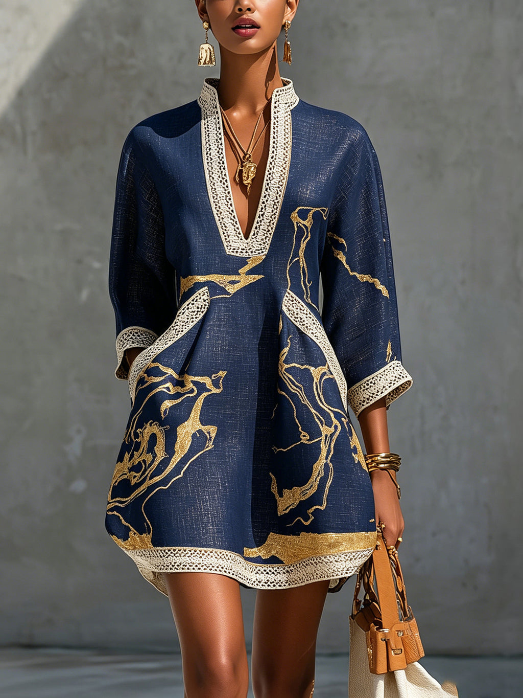 Cosette | Mini-Kleid aus marineblauer Häkelspitze mit goldenen Akzenten und V-Ausschnitt