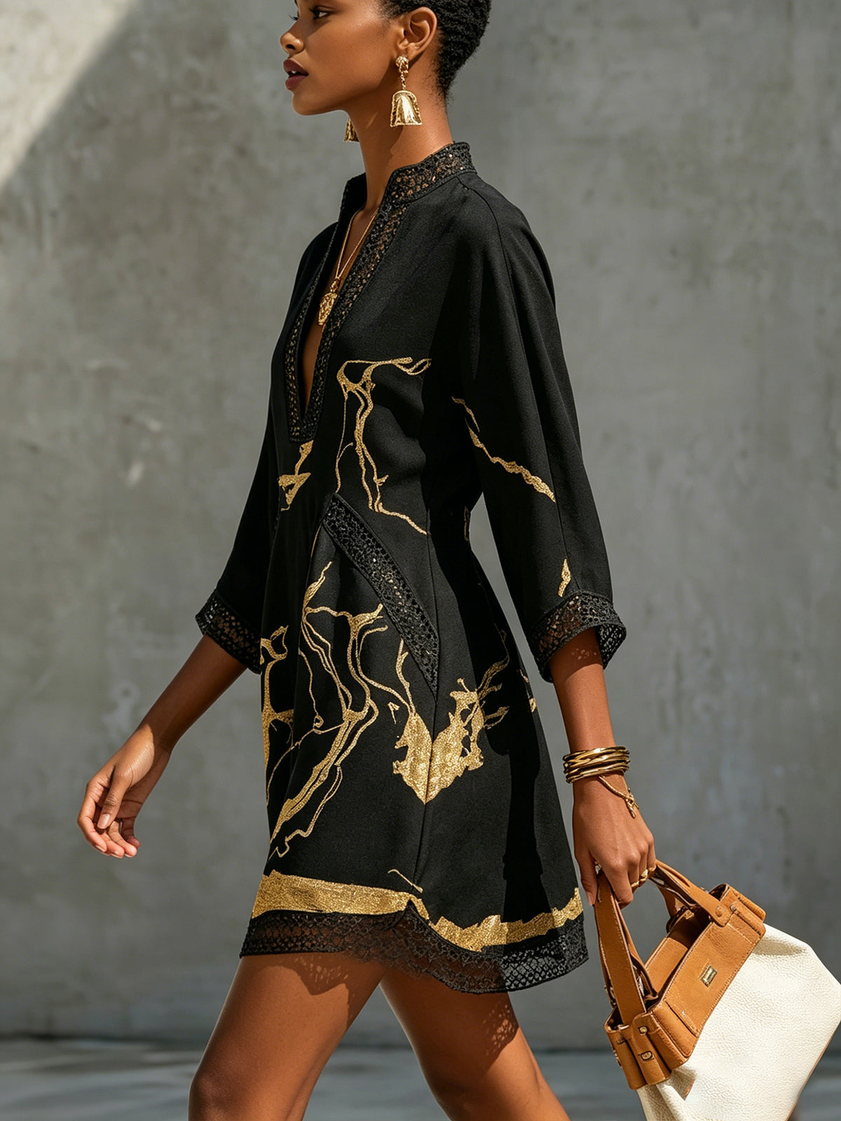Léonie | Schwarzes Spitzen-Minikleid mit goldenen Mustern und V-Ausschnitt