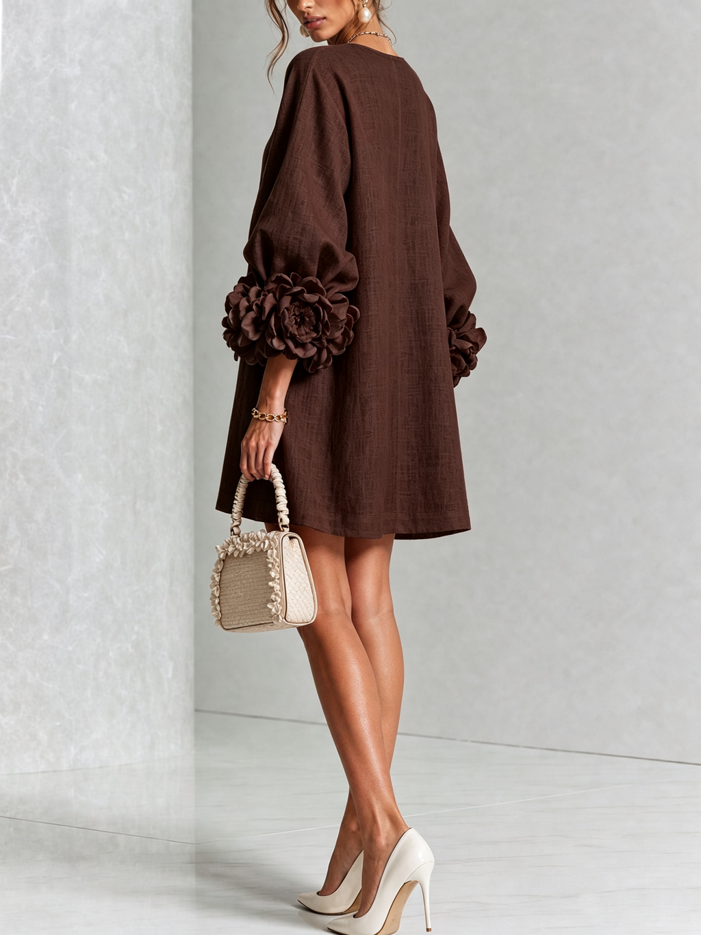 Brune | Robe courte en lin avec manches bouffantes
