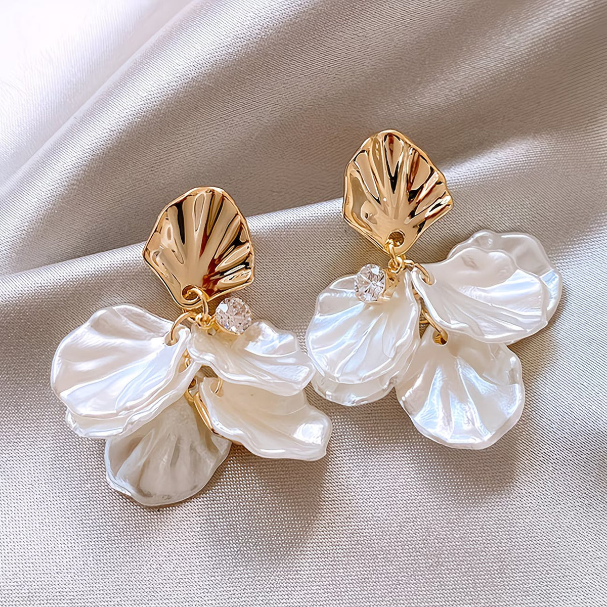 Les boucles d'oreilles pétales perlés mats