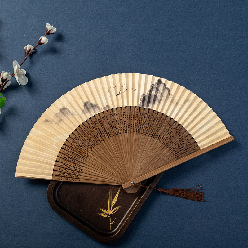 Bambus-Handfächer mit Buddha-Steinen, Lotus, Libelle, Wildgänsen und Pflaumenblüte – 22,5 cm