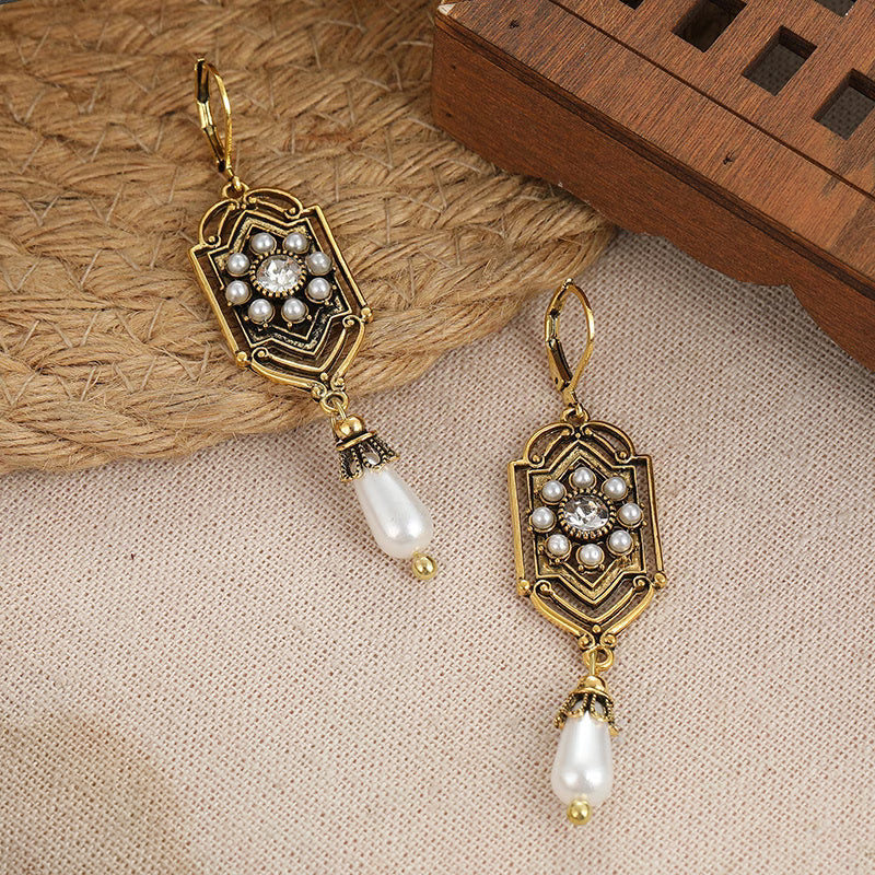 Boucles d'oreilles vintage dorées avec perle incrustée