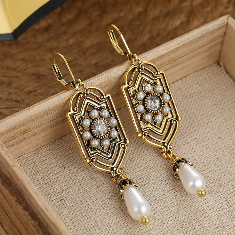 Boucles d'oreilles vintage dorées avec perle incrustée