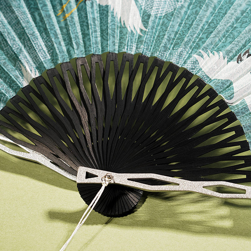 Handgefertigter Faltfächer aus Seidenbambus mit Buddha-Steinen im Vintage-Stil, Blau-weißes Kranichdesign
