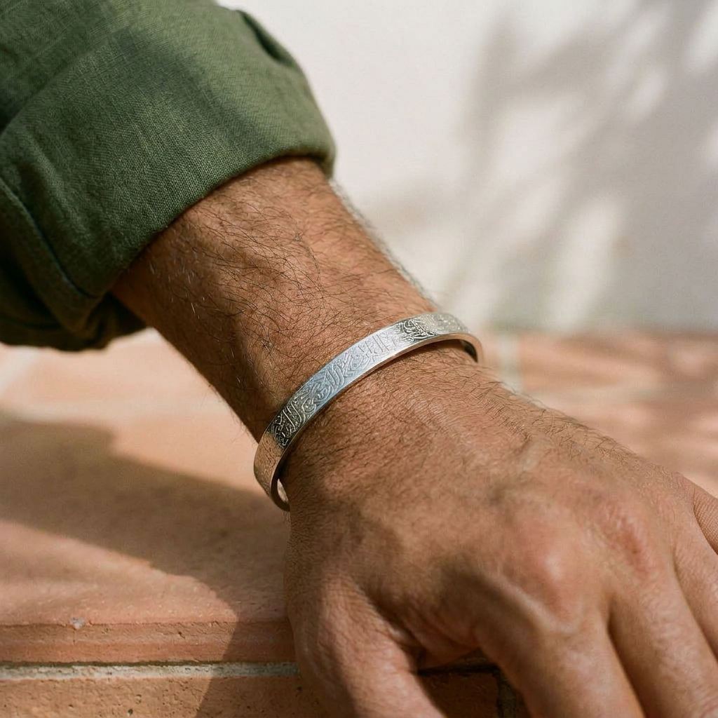Lunara™ - Elegantes graviertes Armreif