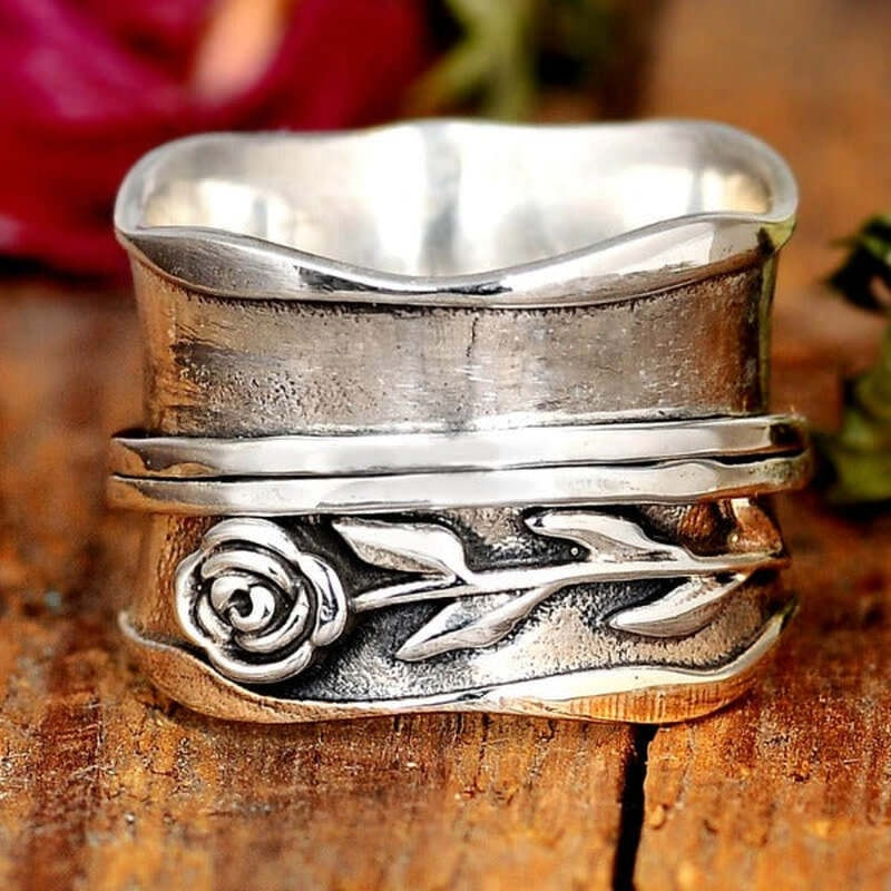 Bague ancienne en argent avec motif floral