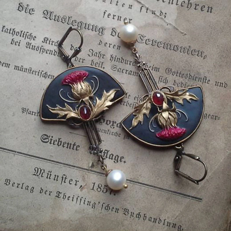 Boucles d'oreilles vintage avec cristal rouge et accents de perles