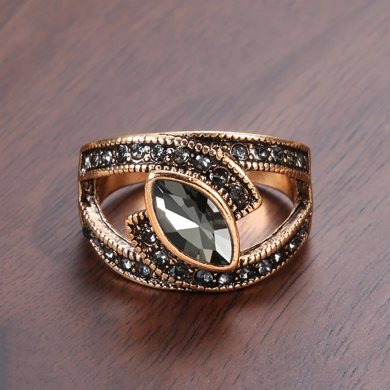 Bague élégante avec pierre précieuse noire
