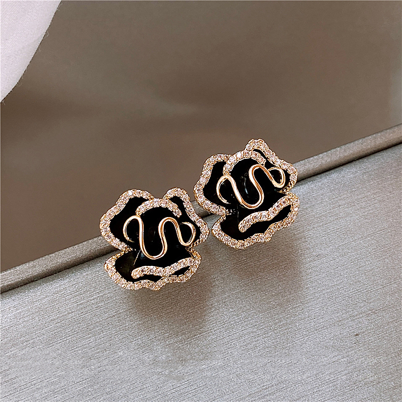 Boucles d'oreilles lotus élégantes dorées en noir