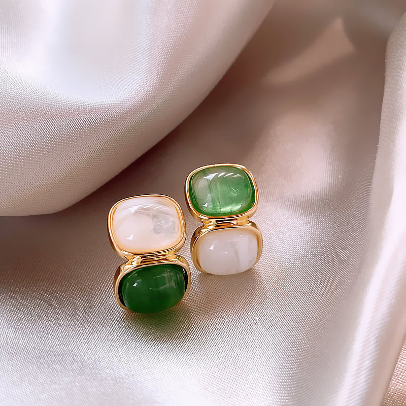 Boucles d'oreilles pendantes élégantes en or avec pierres précieuses blanches et vertes