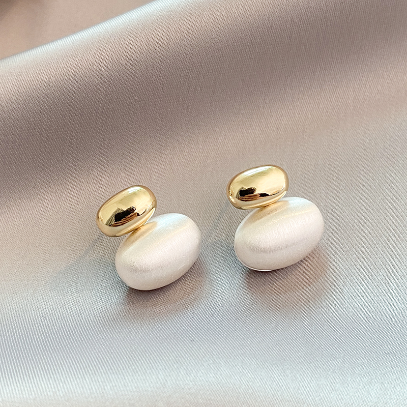 Boucles d'oreilles ovales en perles dorées