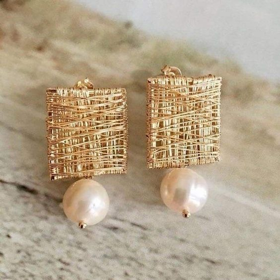 "Les boucles d'oreilles vintage en fils dorés avec perles" pourraient être reformulées comme "Boucles d'oreilles vintage ornées de perles en fils dorés".