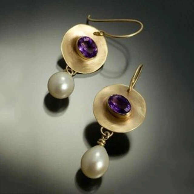Boucles d'oreilles vintage violettes avec accents dorés et perles