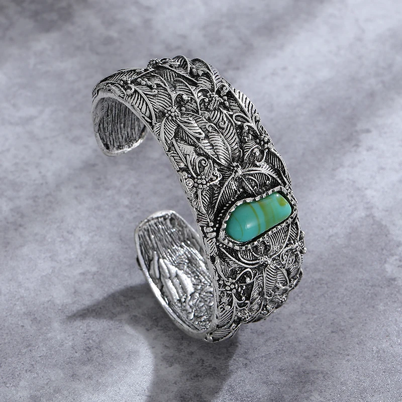 "Bracelet en argent 925 avec pierre turquoise vintage" pourrait être reformulé comme : "Bracelet en pierre turquoise vintage en argent 925".