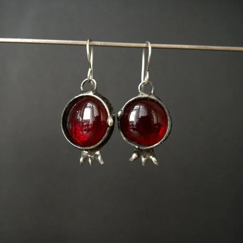 Boucles d'oreilles vintage avec cristal rouge intégré