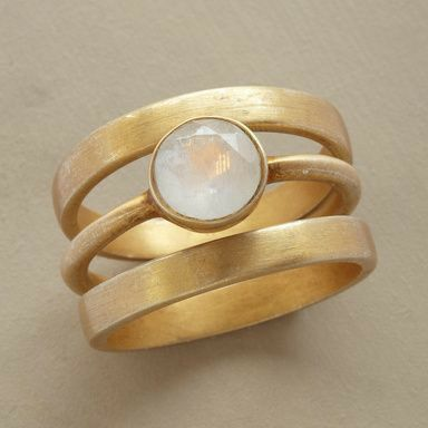 Bague en pierre de lune avec incrustations vintage en or et argent