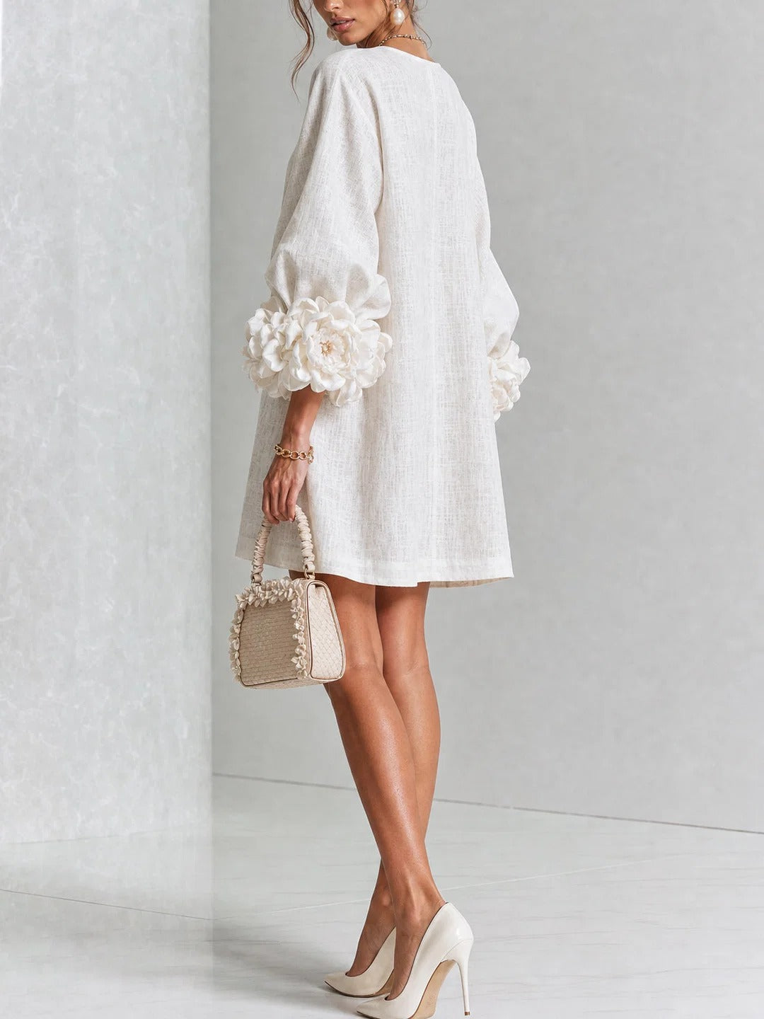 Brune | Robe courte en lin avec manches bouffantes