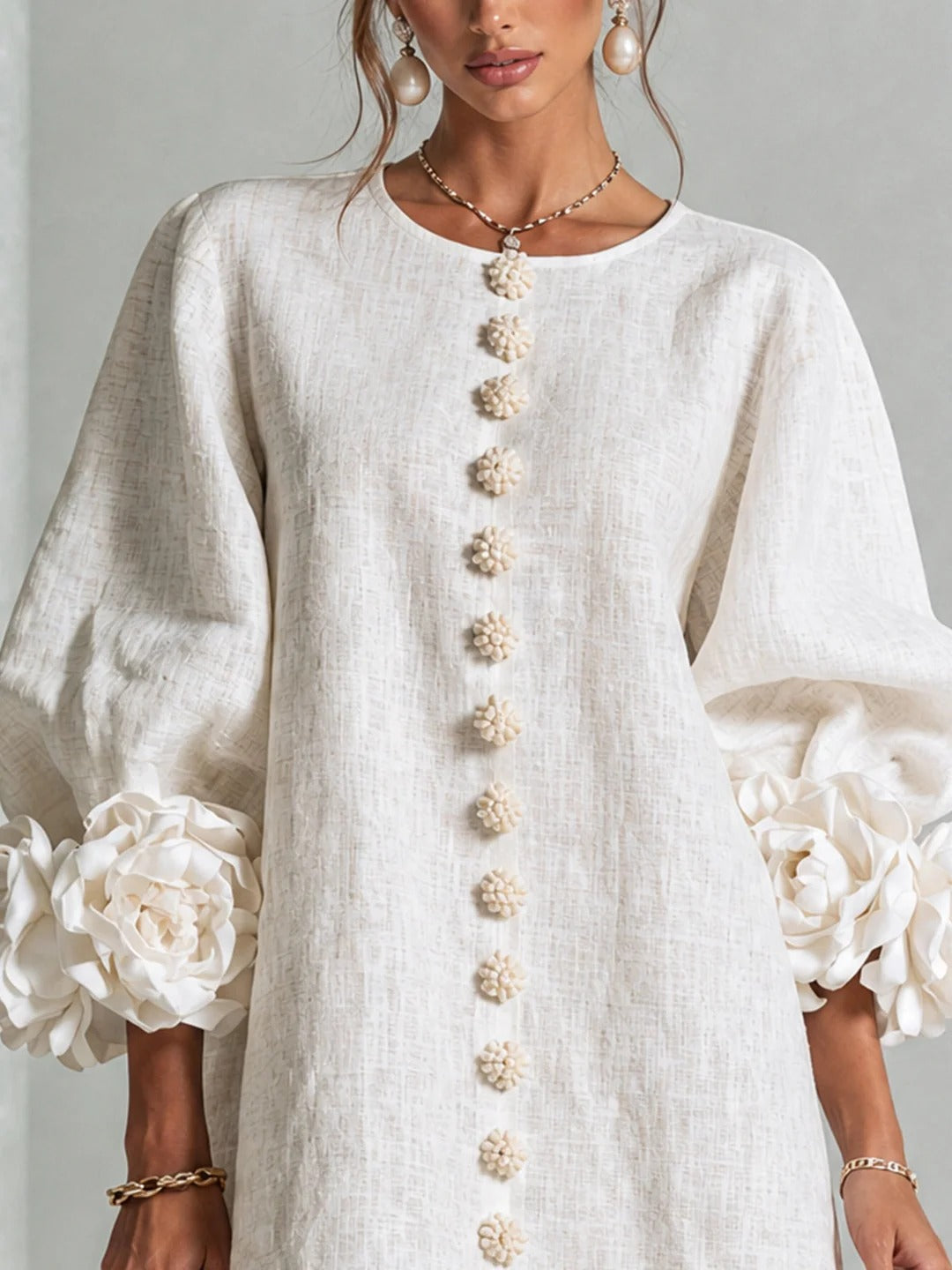 Brune | Robe courte en lin avec manches bouffantes