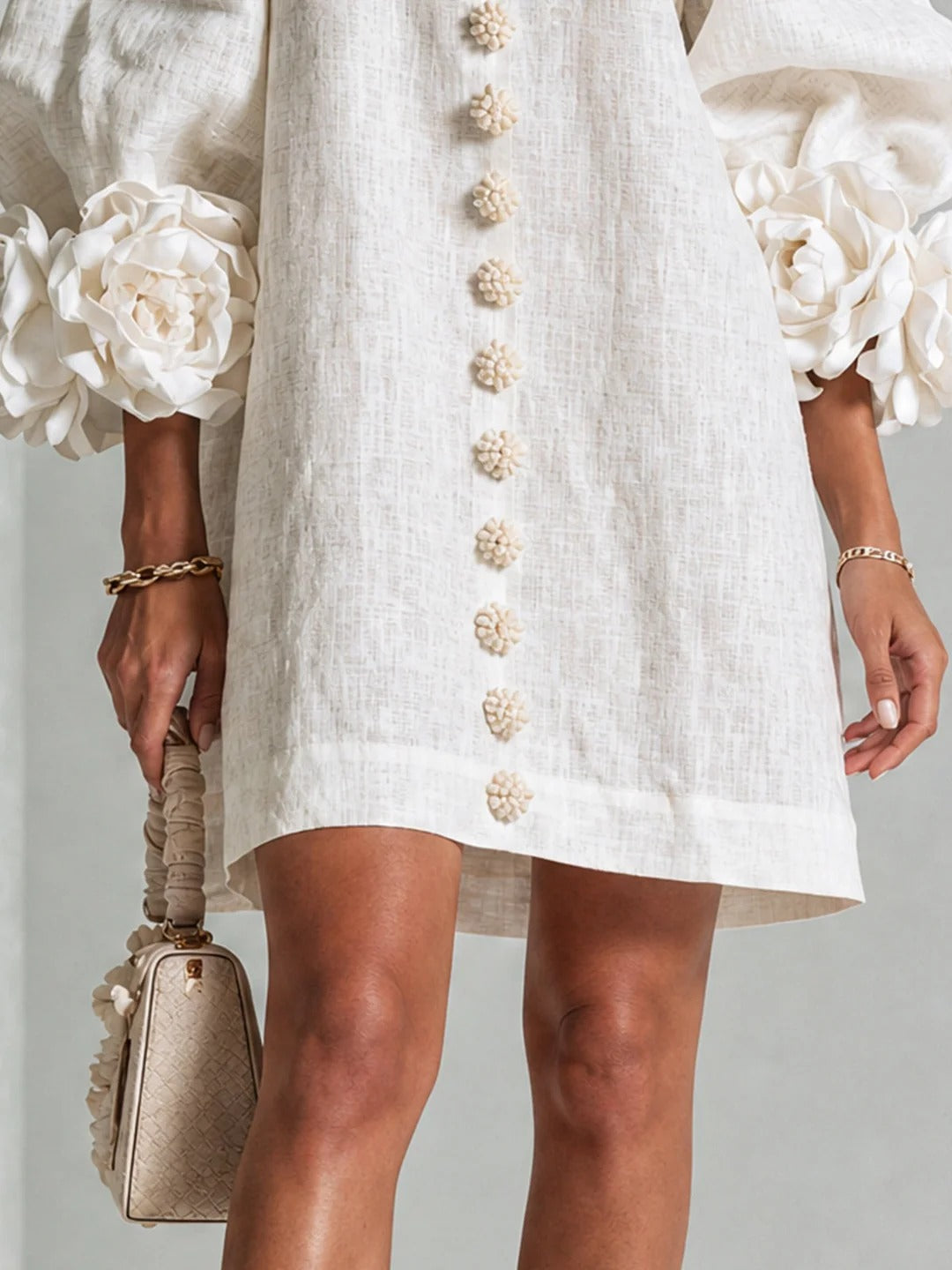 Brune | Robe courte en lin avec manches bouffantes
