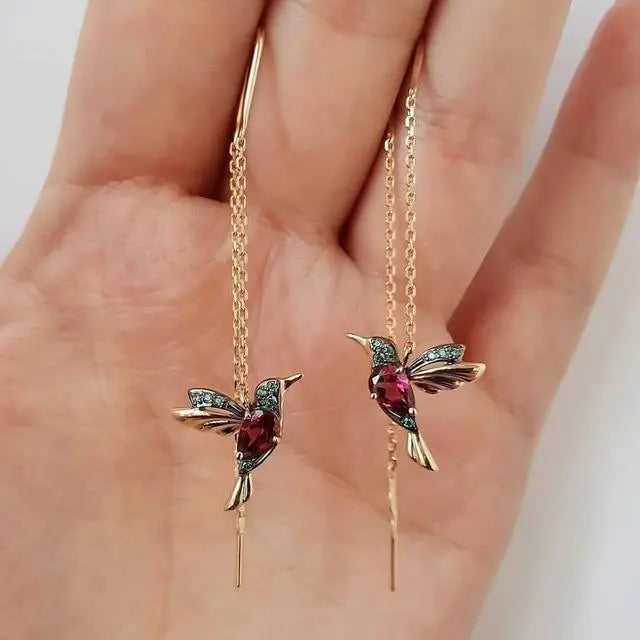 Goldene Drahtohrringe mit Kolibri und Kristallen
